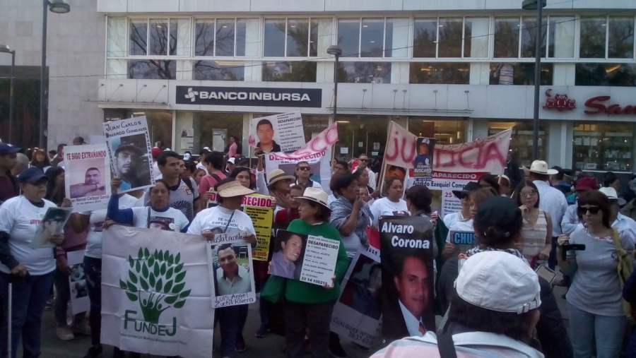 Llega caravana al Zócalo y el presidente no los recibe 