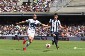 Pumas le pega al campe&oacute;n Rayados