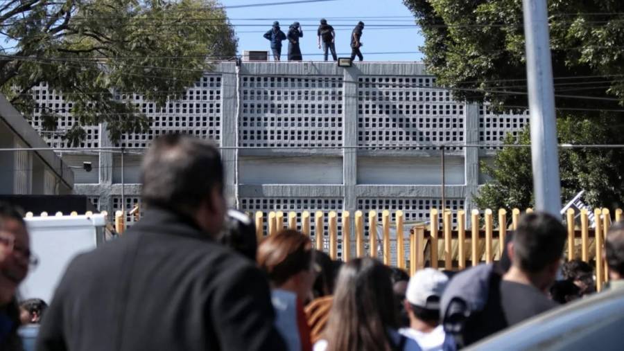 Alumnos de Prepa 9 exigen a encapuchados entreguen las instalaciones. Hay caos