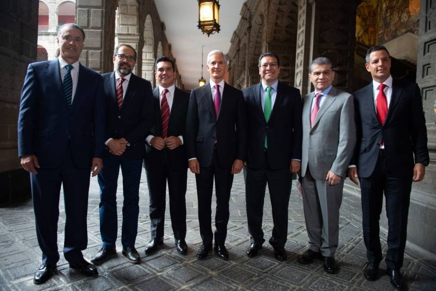 Come AMLO con gobernadores priistas