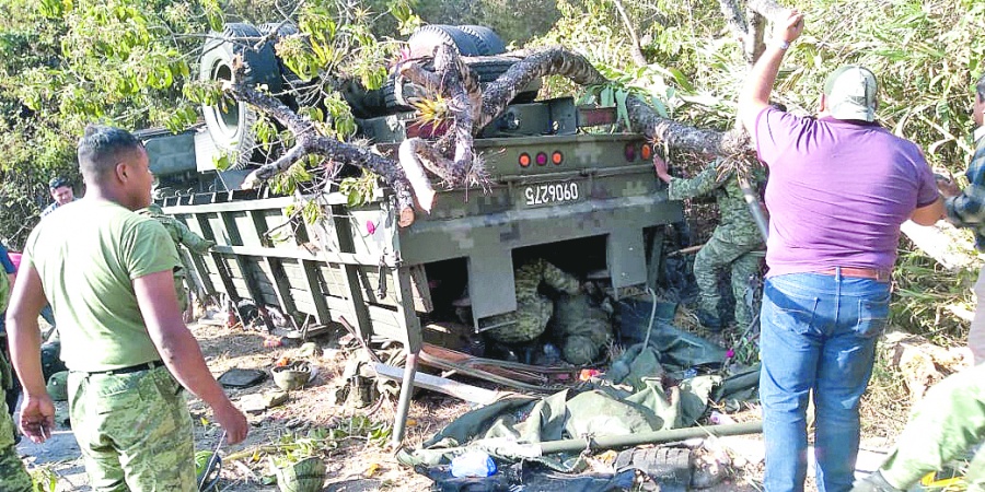 Vuelca camión de la Guardia en Oaxaca; hay siete muertos