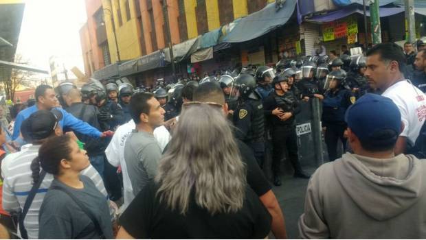 Comerciantes y policías chocan en Eje Central Lázaro Cárdenas