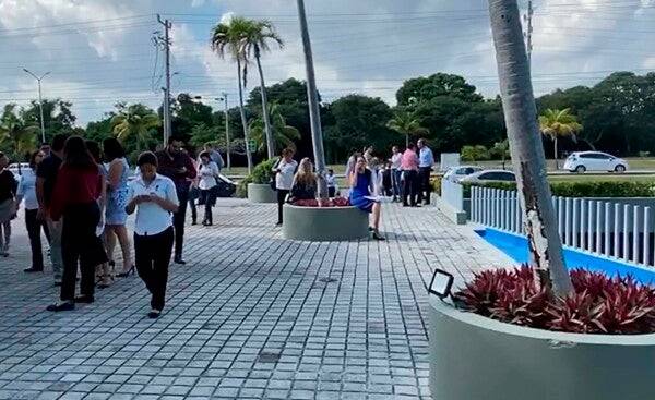 Turistas desalojan un centro comercial en Cancún al momento del sismo
