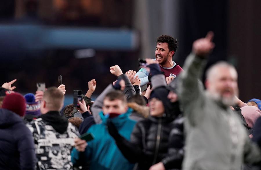 Aston Villa festeja con su afición tras clasificar a la final de la Carabo Cup