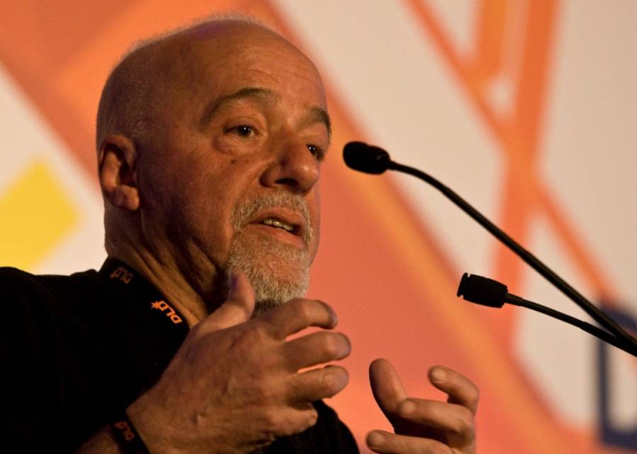 Paulo Coelho destruirá libro infantil que escribía con Kobe Bryant