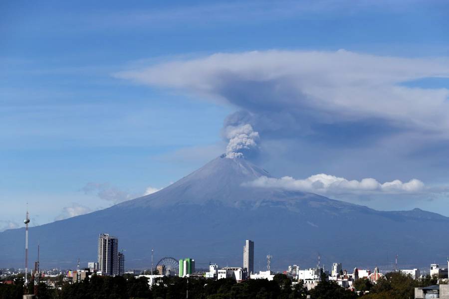 Internautas ven OVNIS en la explosión de anoche del Popocatépetl. ¿Qué opinas?