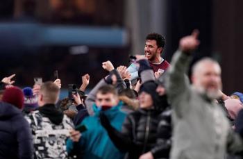 Aston Villa festeja con su afici&oacute;n tras clasificar a la final de la Carabo Cup