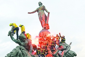 Manifestantes se prenden fuego en Par&iacute;s