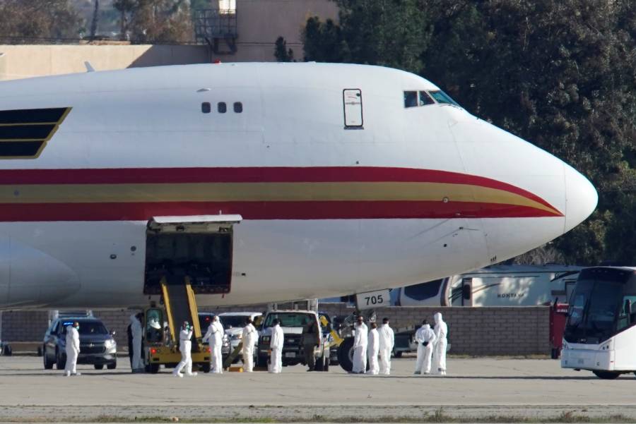 Avión con 200 estadounidenses evacuados de Wuhan aterriza en California