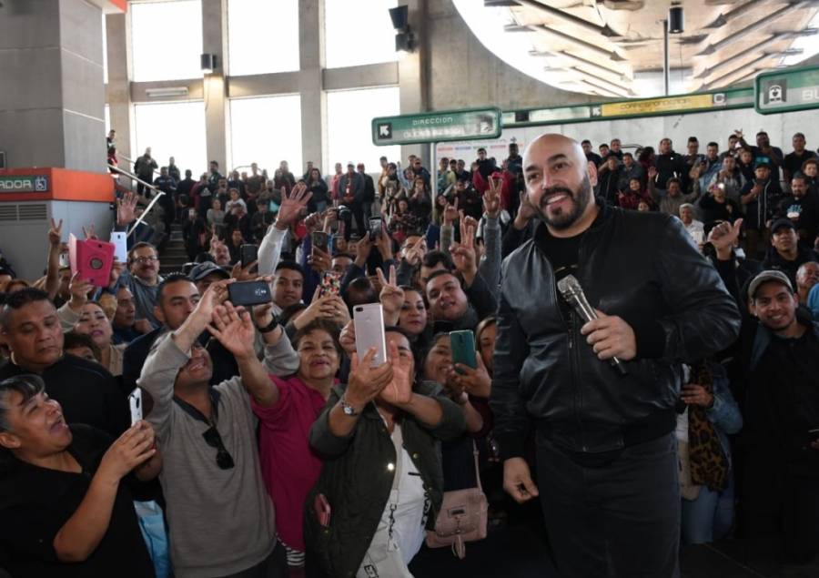 Lupillo Rivera ofrece concierto sorpresa en el Metro San Lázaro