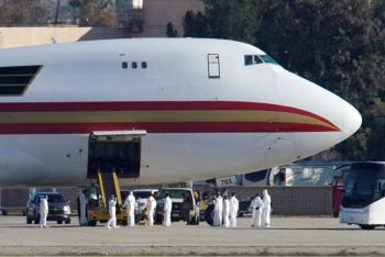 Avi&oacute;n con 200 estadounidenses evacuados de Wuhan aterriza en California