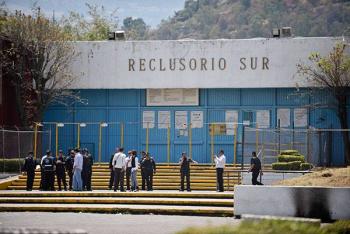 Se fugan tres reos del Reclusorio Preventivo Varonil Sur