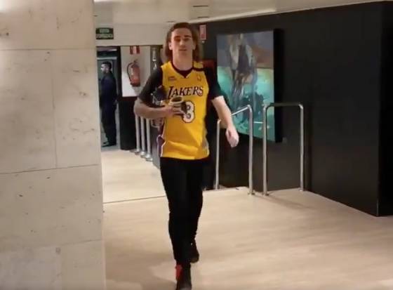 Griezmann rinde homenaje a Kobe Bryant