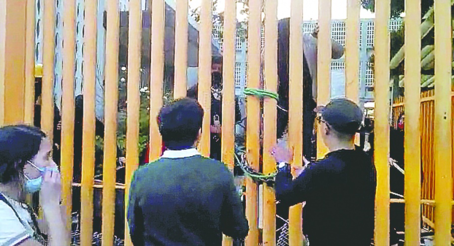 Alumnos y paristas de Prepa 9 chocan y rompen diálogo