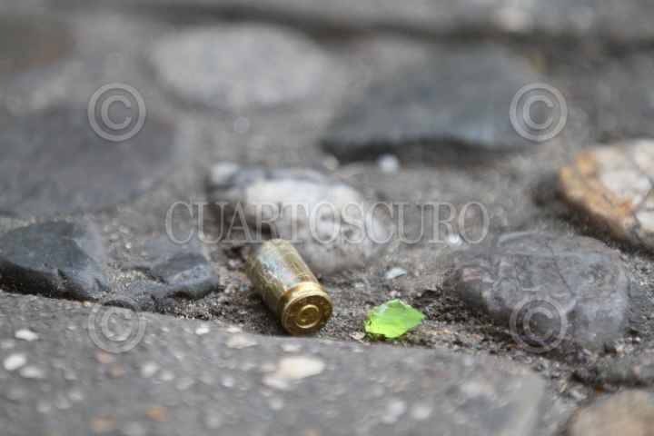 Vecinos se enfrentan a policías para rescatar a narcomenudistas