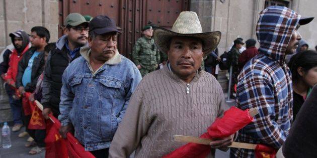 Manifestantes bloquean accesos a Palacio Nacional