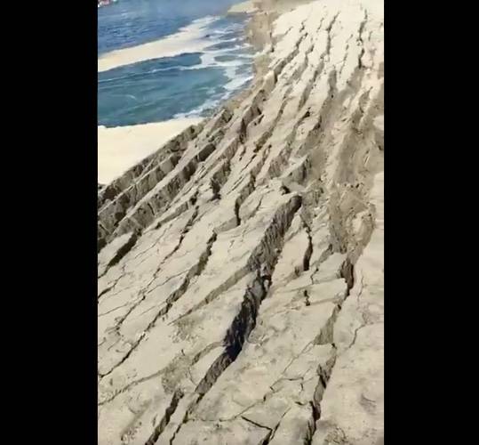 Marea desaparece una parte de la playa Marinero en Puerto Escondido