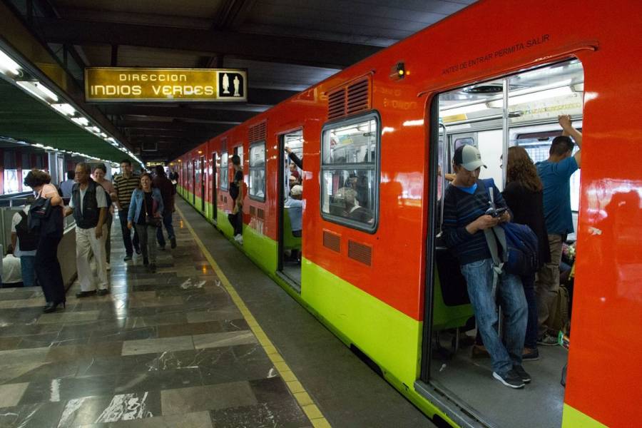 Muere una persona al arrojarse a las vías del Metro La Raza
