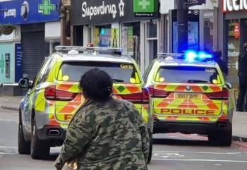 VIDEO: Abaten a hombre que apu&ntilde;al&oacute; a dos personas en Londres
