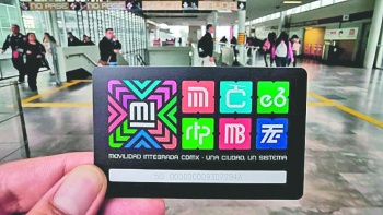 Usuarios viajan gratis en metro por la sustituci&oacute;n de la tarjeta 