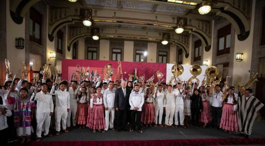A ritmo de sones oaxaqueños, AMLO entrega instrumentos musicales