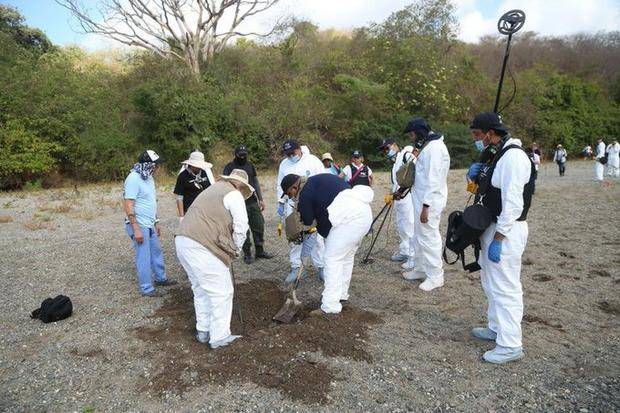 Encuentran en Uruapan 11 cuerpos en una fosa clandestina