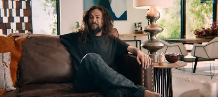 Jason Momoa sorprende con su físico en comercial del Super Bowl