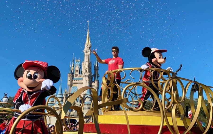 Mahomes cumple la tradición y se presenta en Disney World