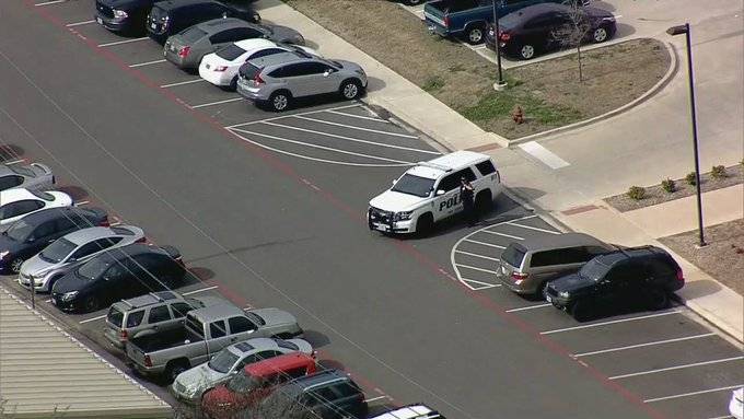 2 muertos por tiroteo en universidad texana