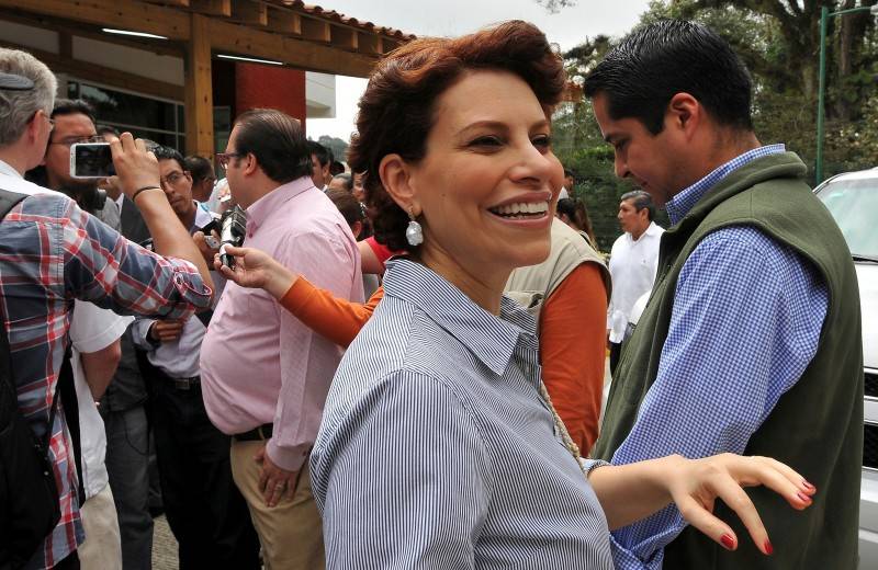 Ordenan regresar 2 departamentos al cuñado de Karime Macías