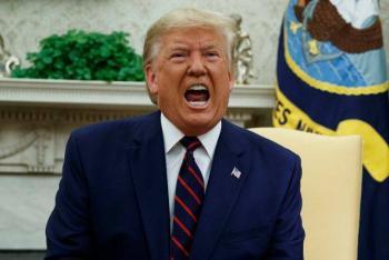 Cr&iacute;ticas llevan a Trump a borrar Twitter y corregir