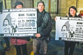 Por muerte de dos actores, actores arman protesta en Palacio Nacional