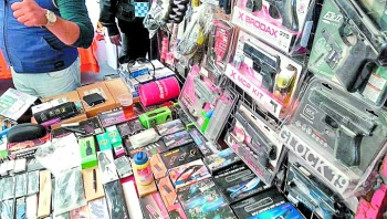 Decomisan armas falsas en tianguis de la CDMX