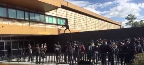 Encapuchados realizan pintas en Rectoría