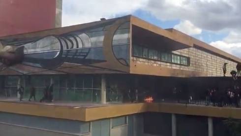 Prenden fuego a puerta de Rectoría en la UNAM