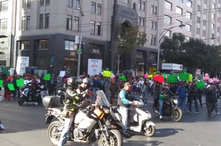 Comerciantes informales marchan hacia el Congreso de la CDMX