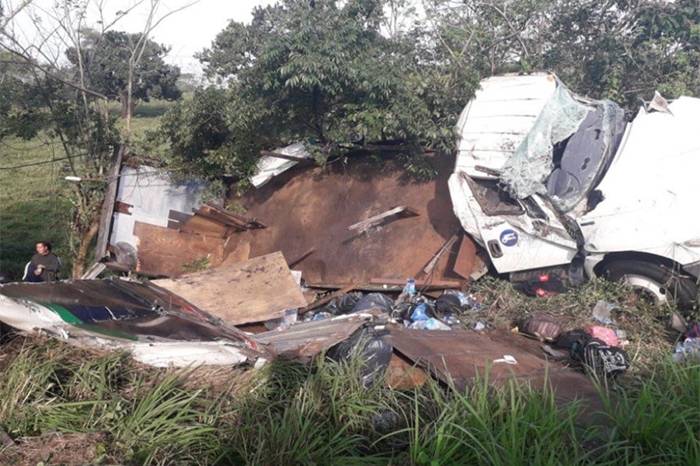 Accidente de camión con migrantes deja un muerto y 45 heridos