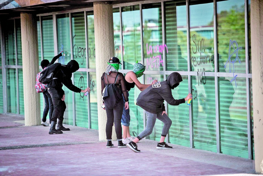 Marchan 250 encapuchados en la UNAM; vandalizan... otra vez