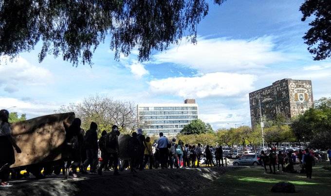 Manifestantes arriban a la explanada de Rectoría de la UNAM