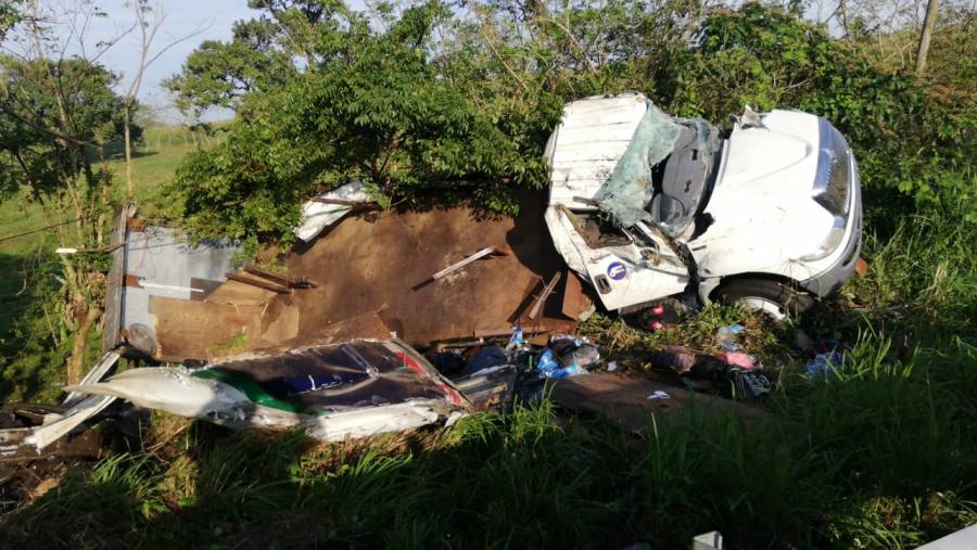 Volcadura de camión con migrantes deja un muerto y decenas de lesionados