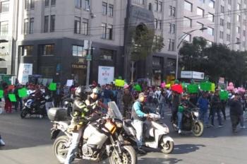 Comerciantes informales marchan hacia el Congreso de la CDMX