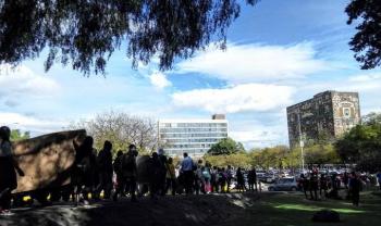 Manifestantes arriban a la explanada de Rector&iacute;a de la UNAM