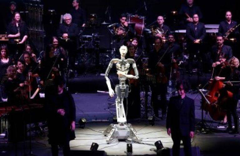 VIDEO: Alter 3, el robot que dirige orquestas humanas