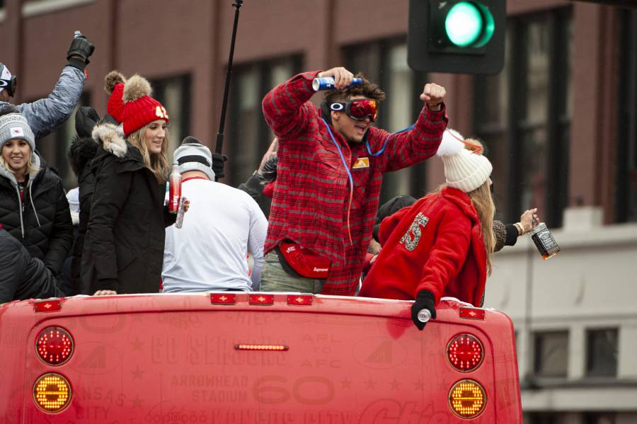 Aficionados de Kansas City por fin celebran la llegada del Vince Lombardi tras 50 años