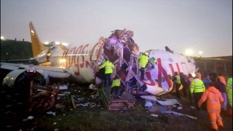 Aterriza un avión de pasajeros y se parte en tres, en Turquía