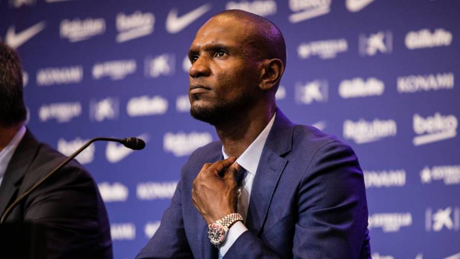 Eric Abidal se mantiene en el Barcelona de momento