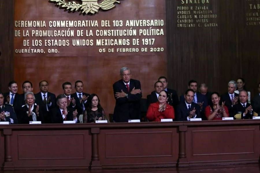 Encabeza López Obrador aniversario de la Constitución de Querétaro