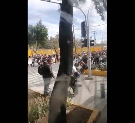 Estudiantes del CCH Oriente bloquean Periférico