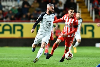 Necaxa rescata el invicto y hunde al campeón de Liga