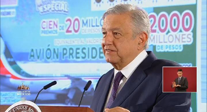 AMLO seguirá viajando en vuelos comerciales